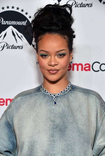 Rihanna Rocks Blue Eye Makeup