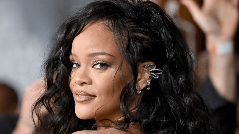 Rihanna Rocks Blue Eye Makeup