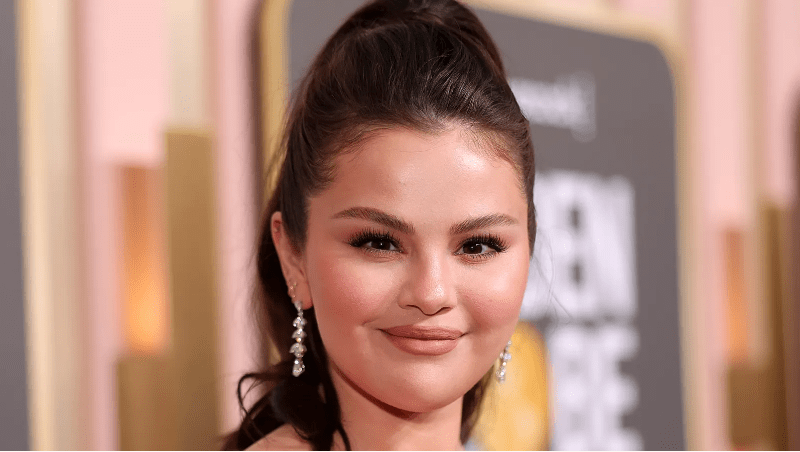 Selena Gomez Rocks the Bedhead Hairstyle