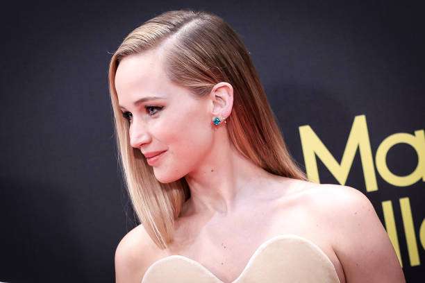 Jennifer Lawrence's Side-Parted Hairstyle